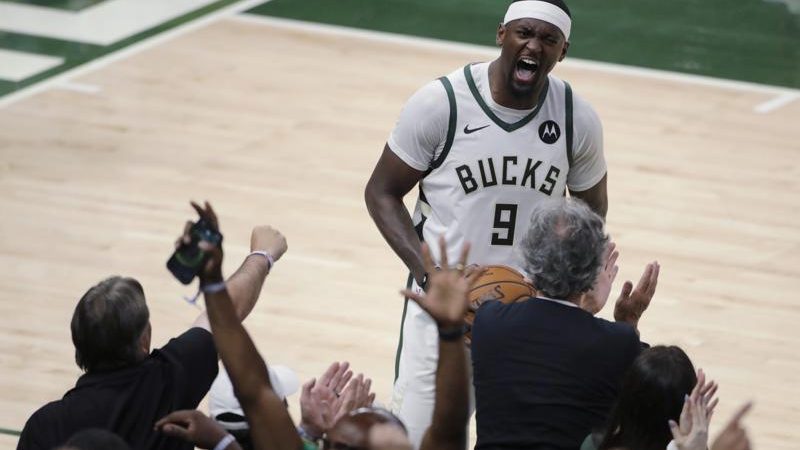 Bobby Portis blocks Chris Paul from complaining to ref Scott Foster in Video Game 6